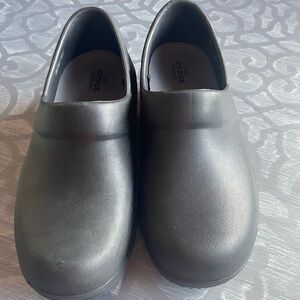 Crocs Neira II Pro black slip on clogs women’s size 6